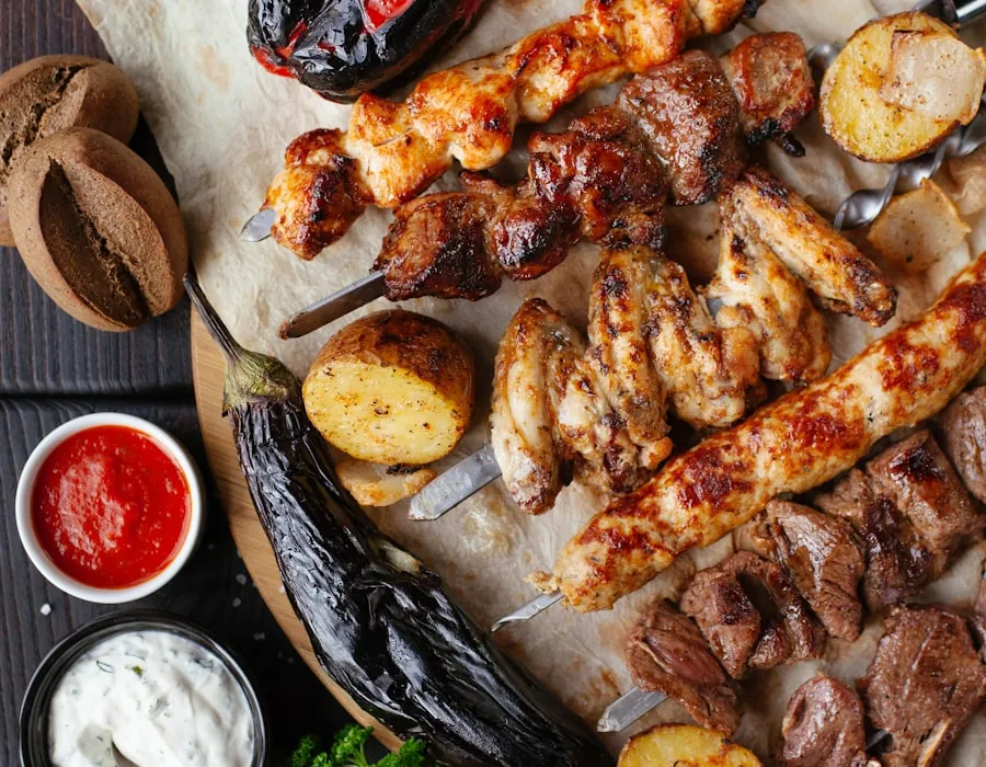 Carnes asándose a la parrilla en A lo Cubano 333