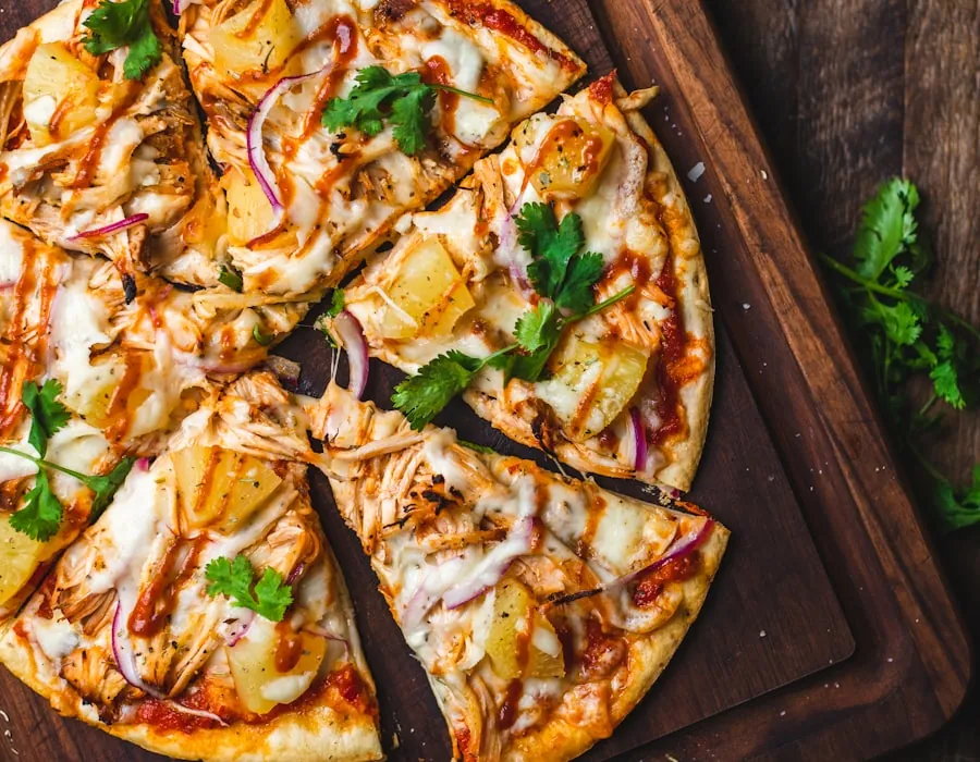 Pizza BBQ con queso fundido y salsa de la casa